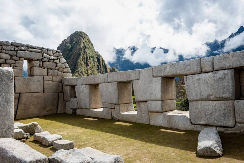 Người dân bản địa với trang phục truyền thống tại khu vực Machu Picchu