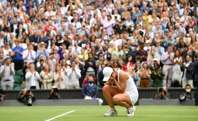 Wimbledon là giải đấu thường niên của bộ môn nào? Khám phá giải Grand Slam huyền thoại Nhà vô địch Wimbledon nâng cúp