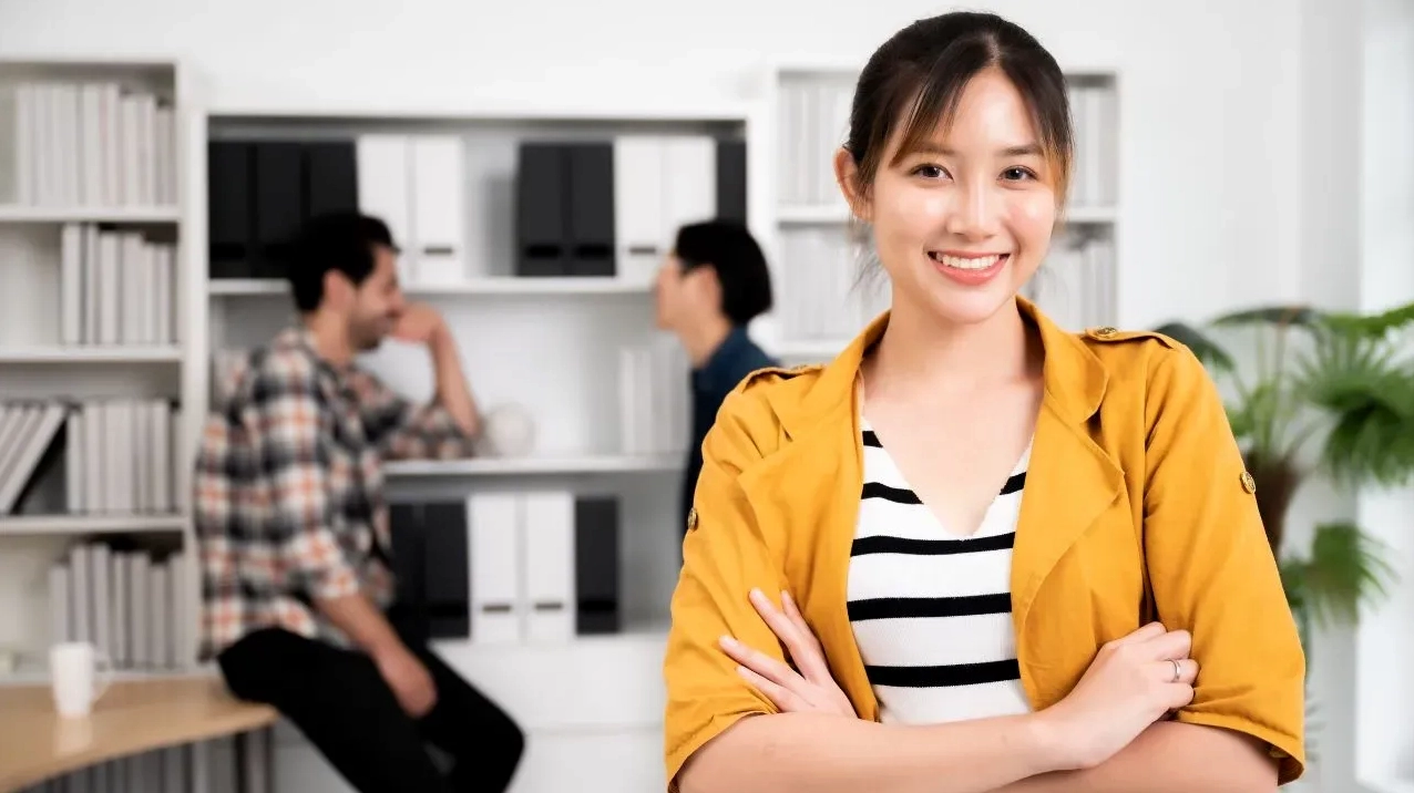 Nhóm người đang thảo luận sôi nổi về một dự án