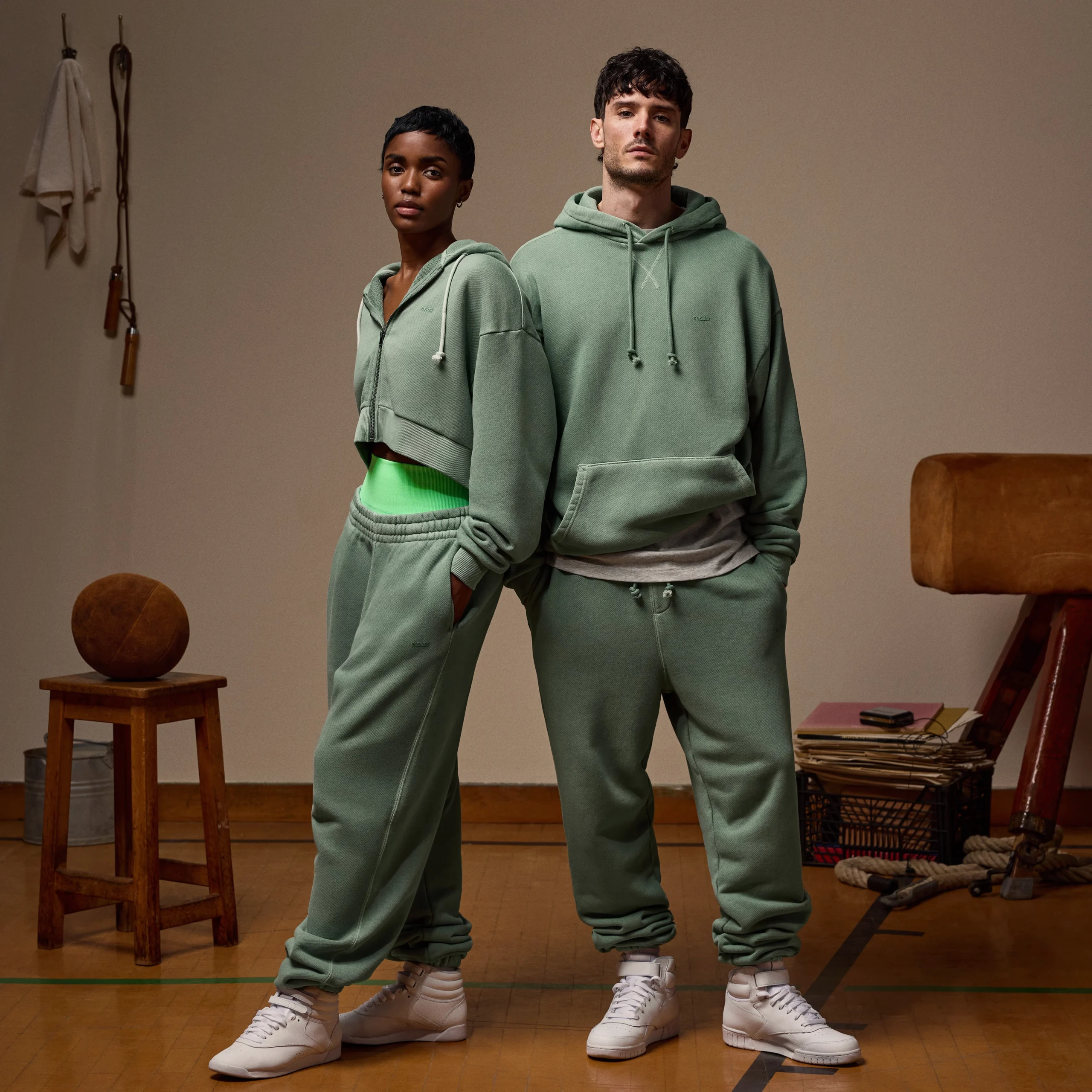 Nữ giới mặc đồ athleisure tập luyện và làm việc