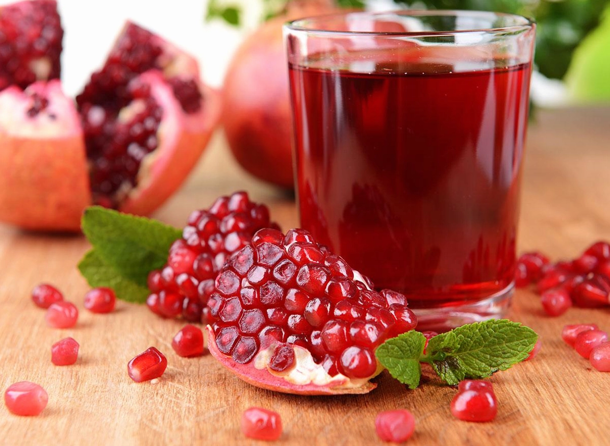 Rổ lựu đỏ tươi ngon mắt