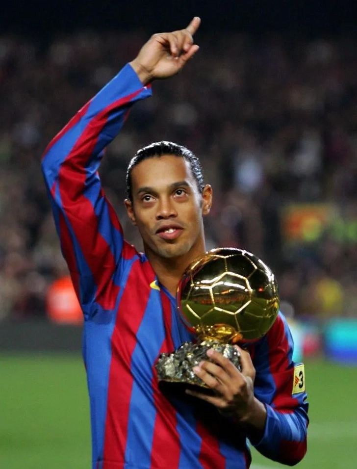 Cầu thủ Ronaldinho giành Quả bóng vàng vào năm nào? Hé lộ sự nghiệp huyền thoại Ronaldinho ăn mừng bàn thắng tại Barcelona