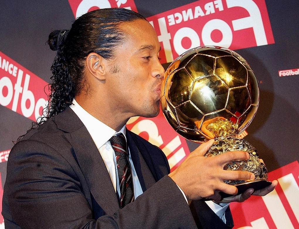 Cầu thủ Ronaldinho giành Quả bóng vàng vào năm nào? Hé lộ sự nghiệp huyền thoại Ronaldinho nhận Quả bóng vàng 2005