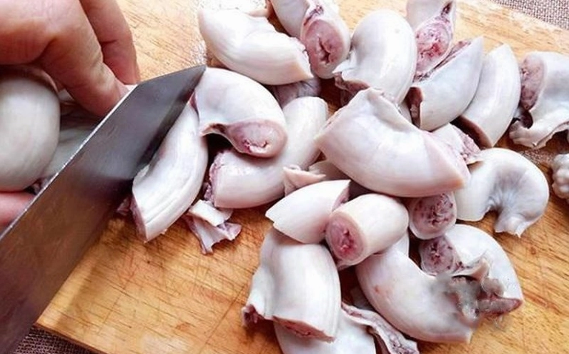 Sơ chế dồi trường sạch sẽ