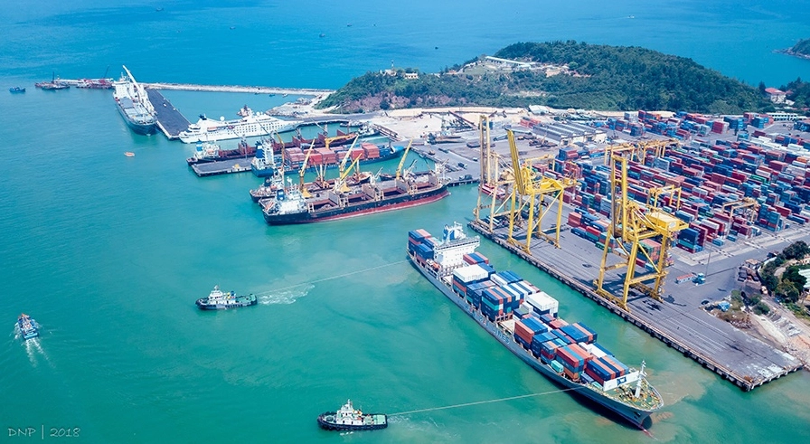 Tàu hàng rời cập cảng biển Việt Nam