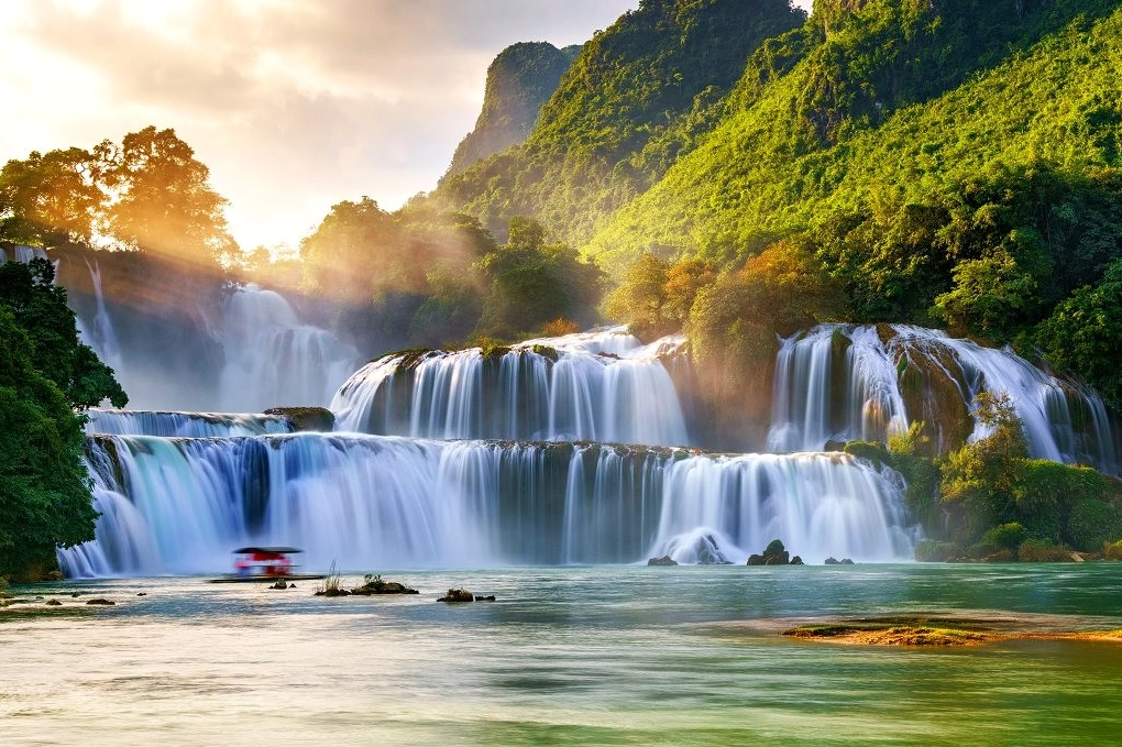 Thác Bản Giốc hùng vĩ đổ xuống từ trên cao