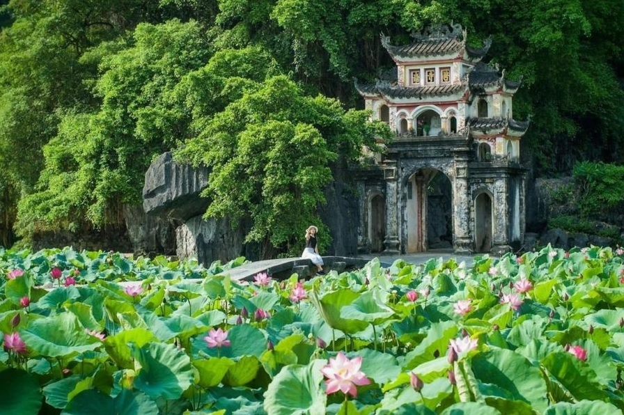 Toàn cảnh Chùa Bích Động từ bên ngoài