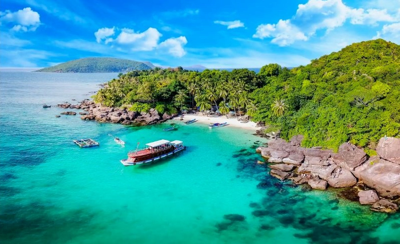 Top Bãi Biển Đẹp Nhất Việt Nam 2026: Khám Phá Thiên Đường Biển Đảo Toàn cảnh một bãi biển nhiệt đới với cát trắng và nước xanh ngắt