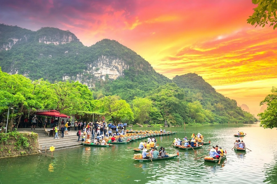 Toàn cảnh Tam Cốc nhìn từ chùa Bích Động