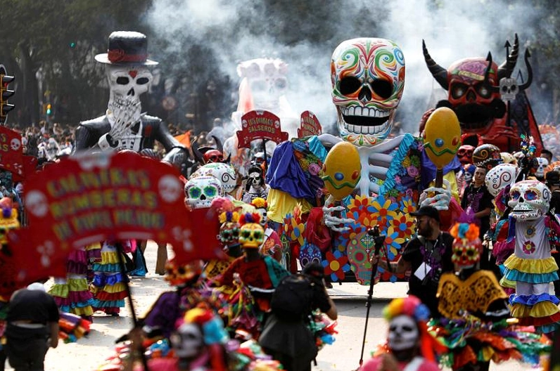 Trang trí bàn thờ Ngày của Người Chết tại Mexico