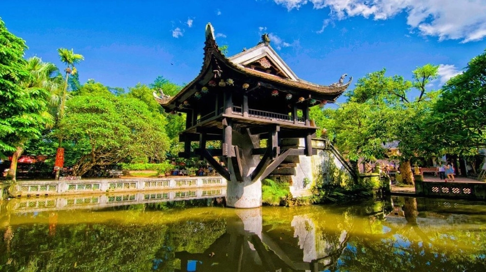 Tượng Phật Quan Âm bên trong Chùa Một Cột