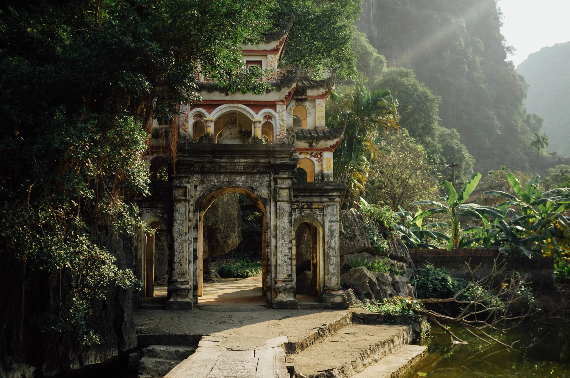 Tượng Phật trong Chùa Bích Động