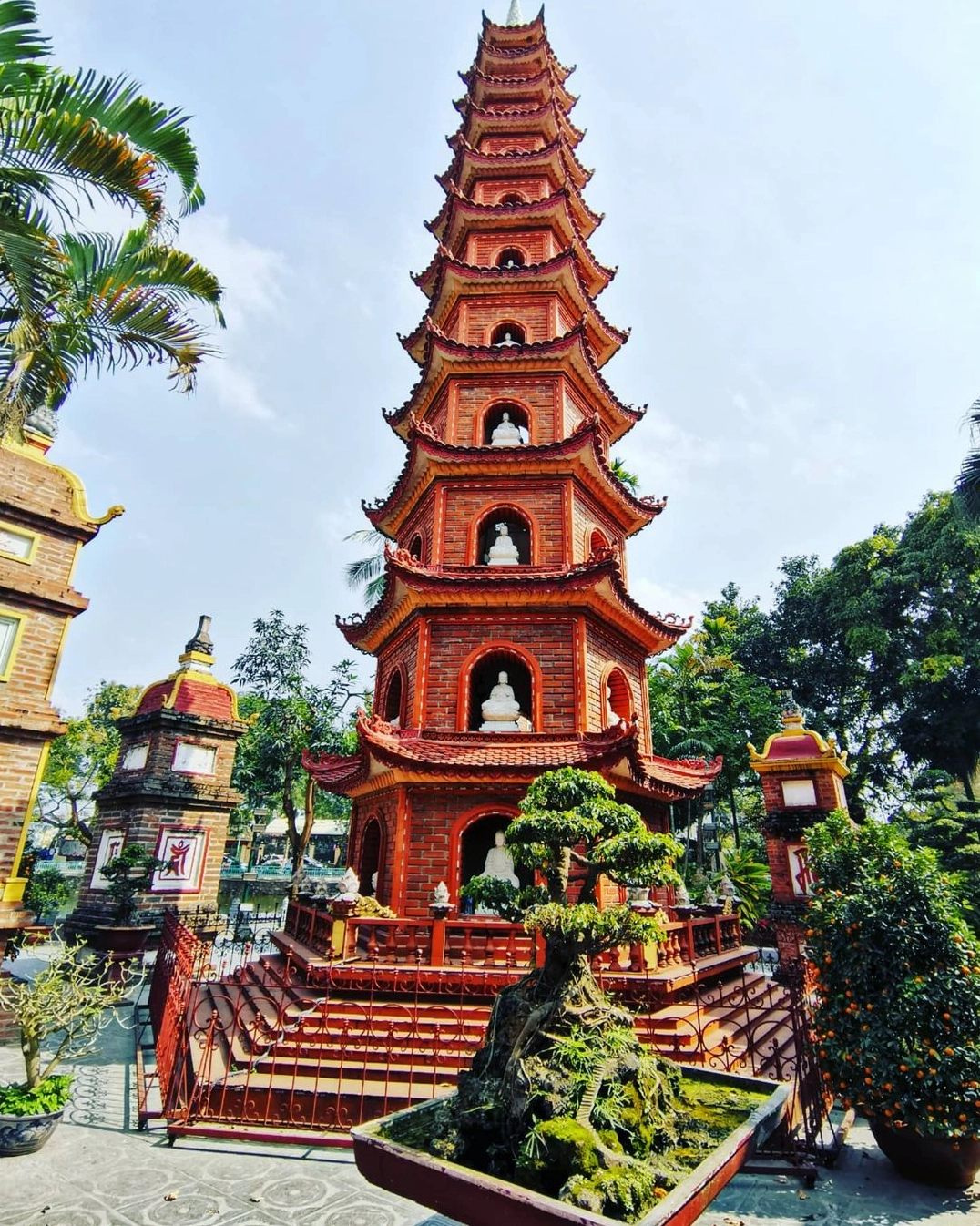 Tượng Phật trong Chùa Trấn Quốc