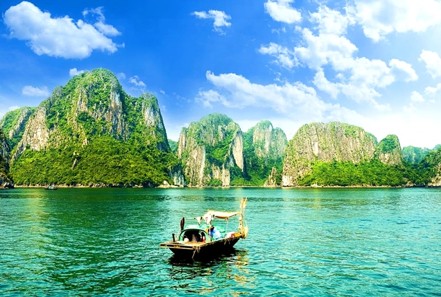 Vịnh Hạ Long hùng vĩ với hàng ngàn đảo đá vôi