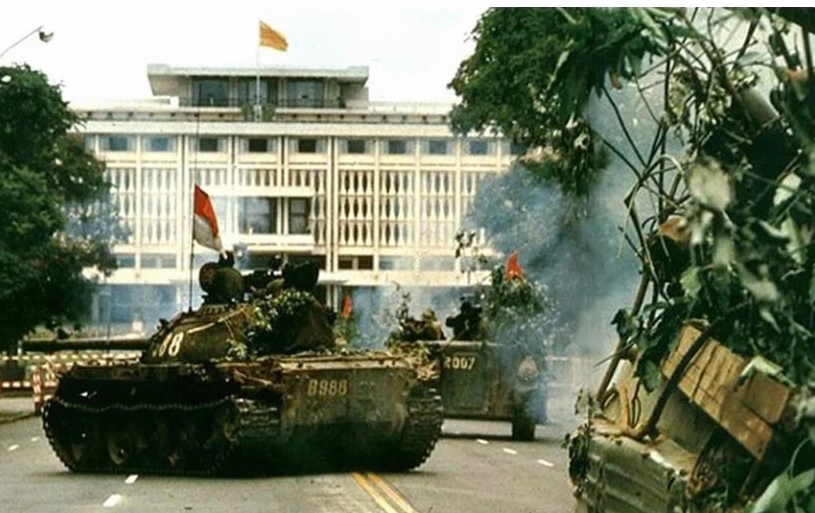 Xe tăng húc đổ cổng Dinh Độc Lập