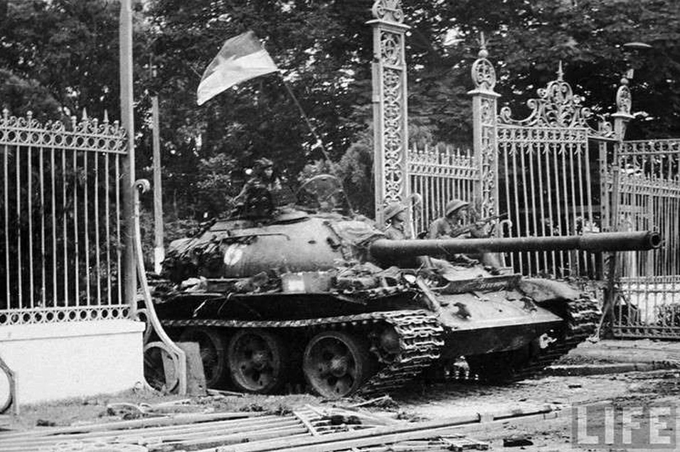 Đâu là xe tăng đầu tiên húc đổ cổng chính Dinh Độc Lập? Xe tăng T-59 trên đường tiến vào Dinh Độc Lập